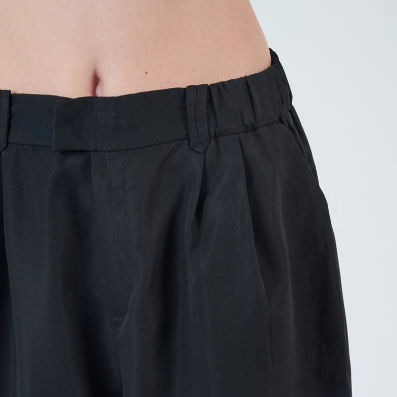 Close-up highlighting tailoring, zipper finish, relaxed fit and fabric texture