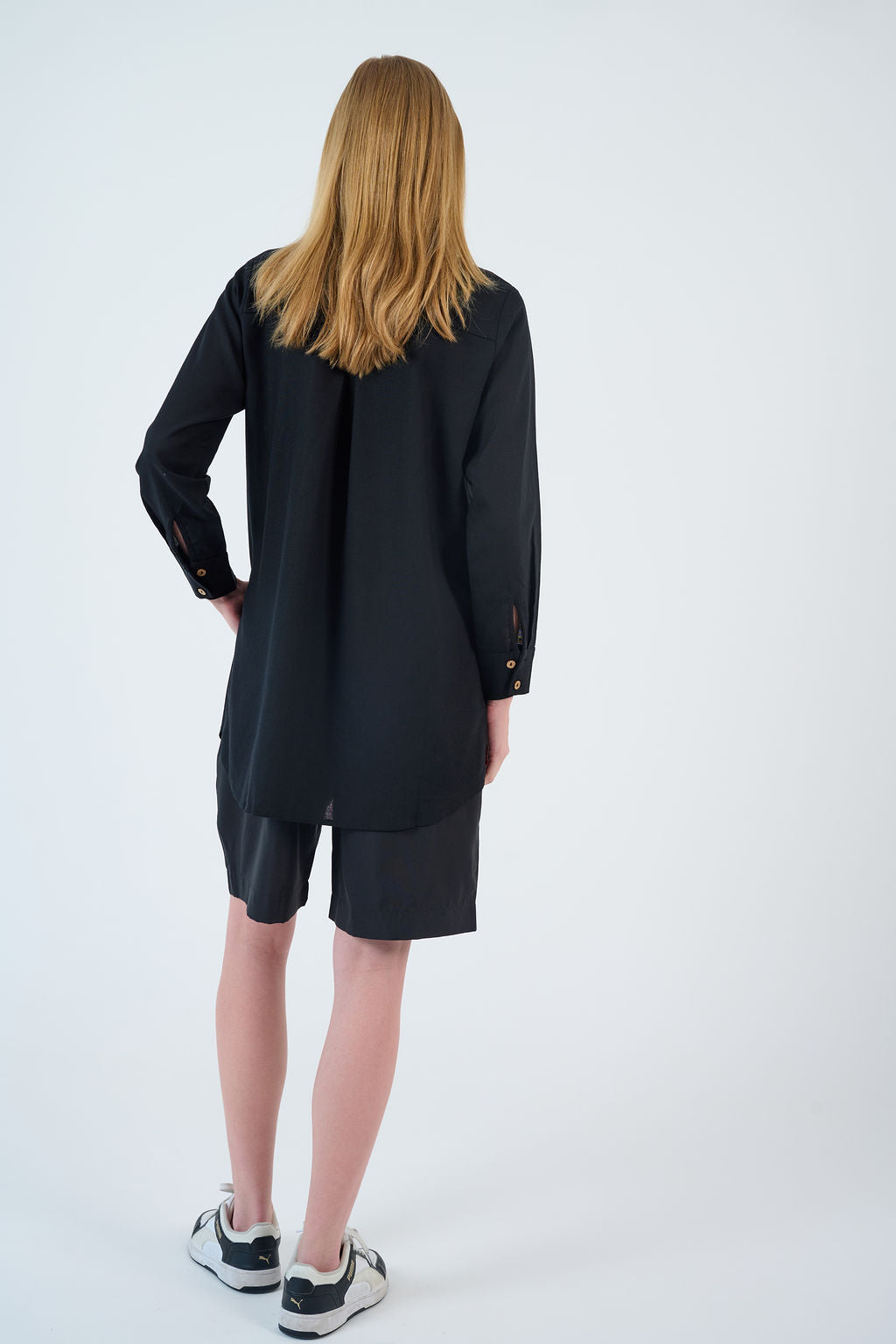 CONFIDENT Tailored Short Set fabric and waist detail
Shirt Slits