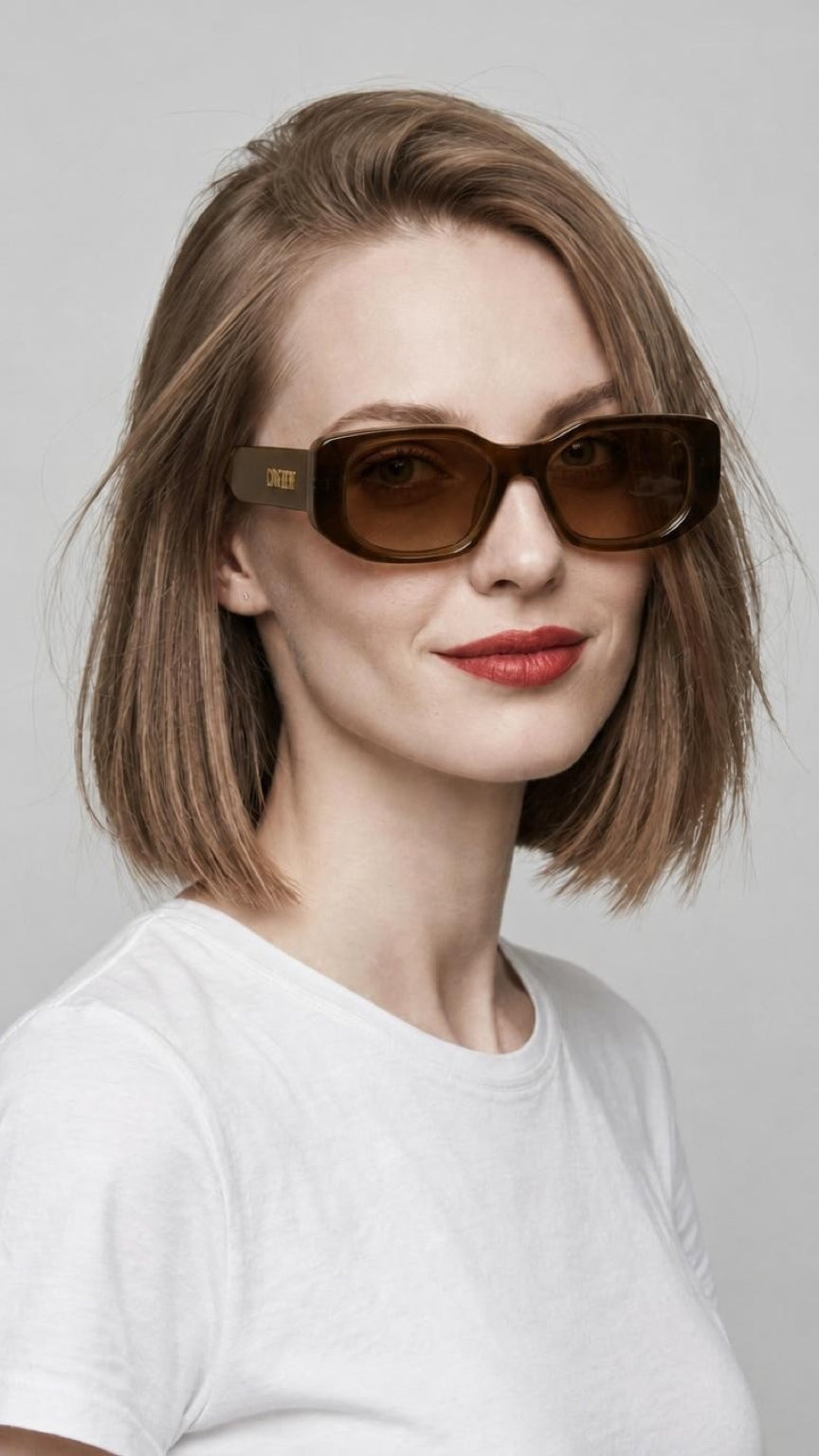 Woman with short hair wearing CONFILVARO brown tortoiseshell-effect rectangle sunglasses