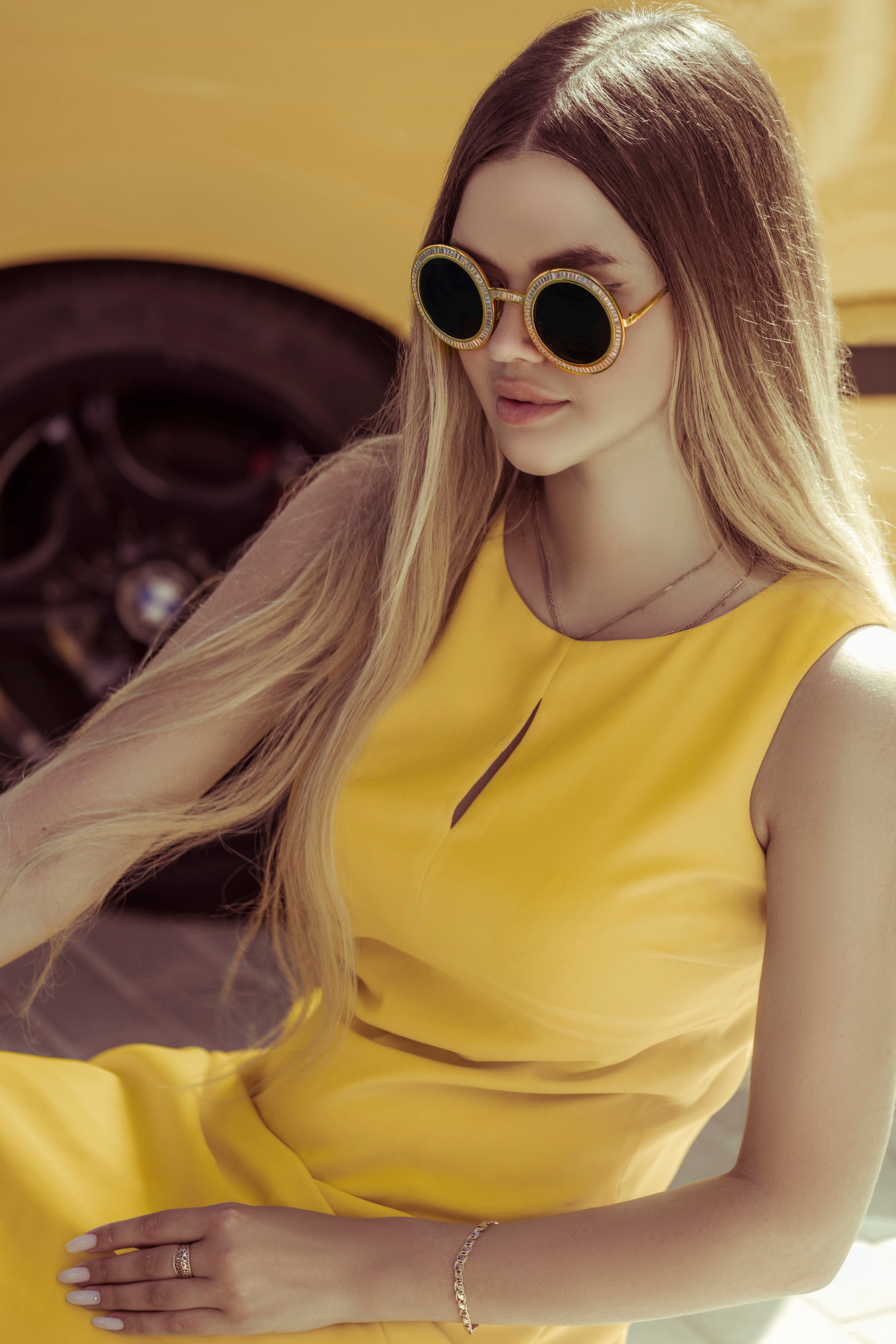 CONFIDENT SUNGLASSES